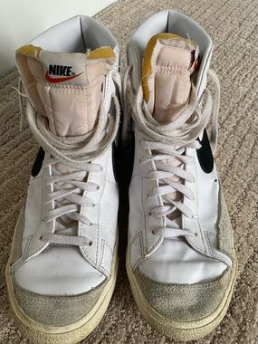 Nike White and Black High-Top Sneakers. BQ6806-100